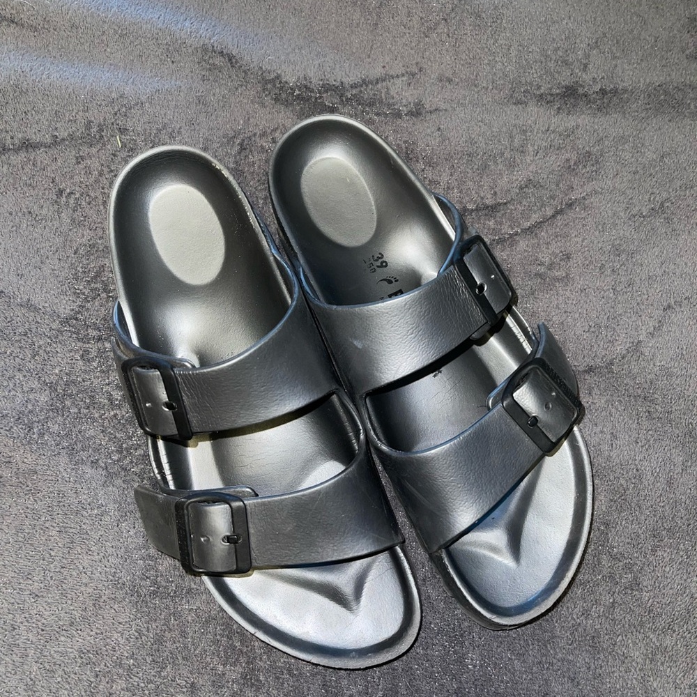 EUC Birkenstock Women's Arizona Essentials EVA Sandals in Metallic grey